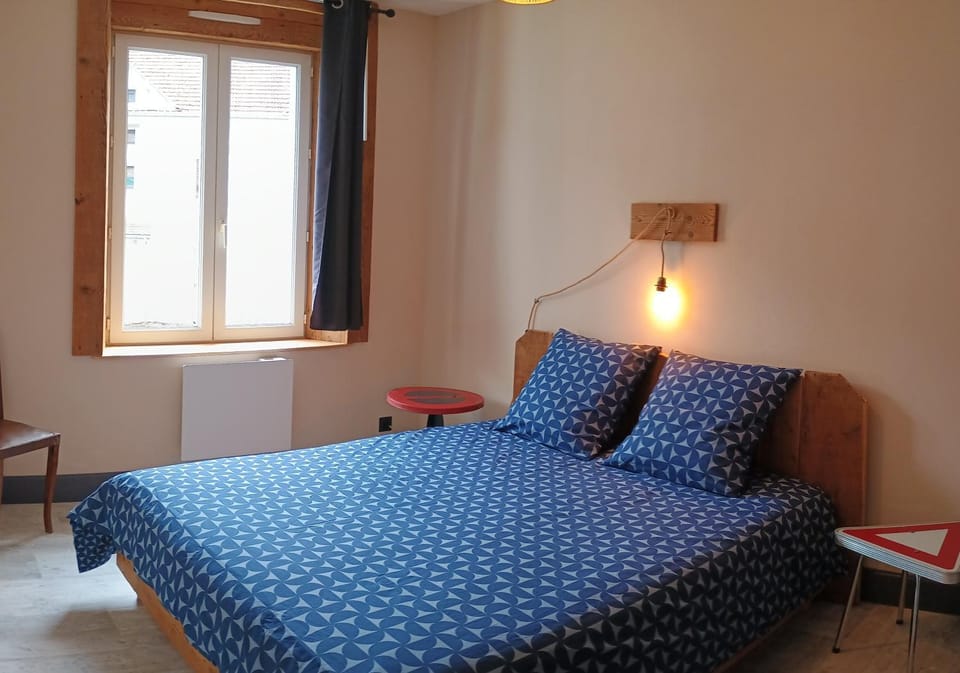 Bed, Photo of the whole room, Bedroom, cot, Family, furniture, heating, storage