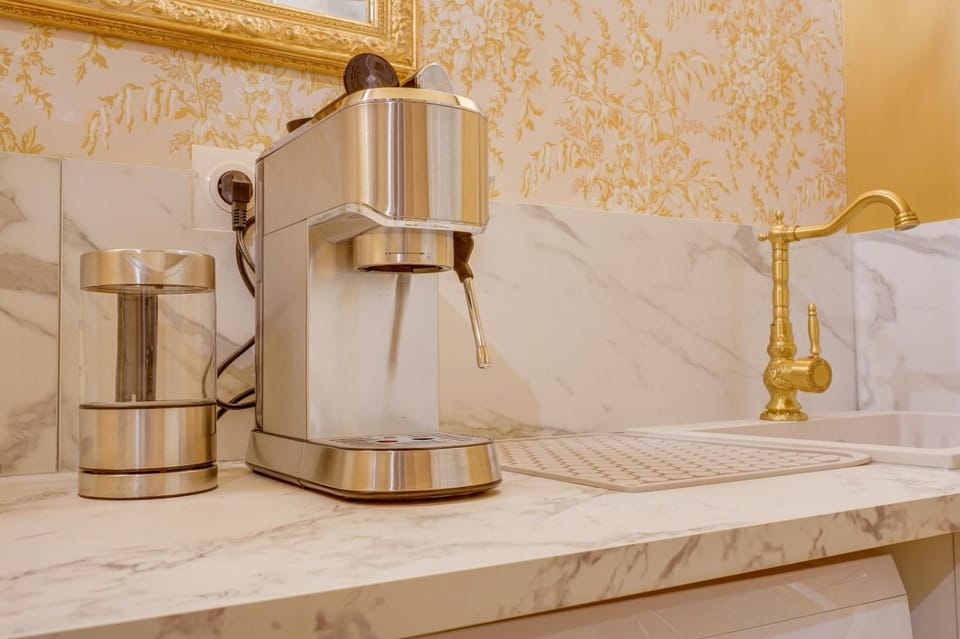 Coffee/tea facilities, Kitchen or kitchenette, stove