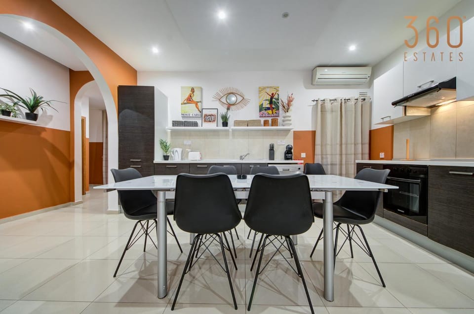 Kitchen or kitchenette, Living room, Seating area, Dining area, air conditioner
