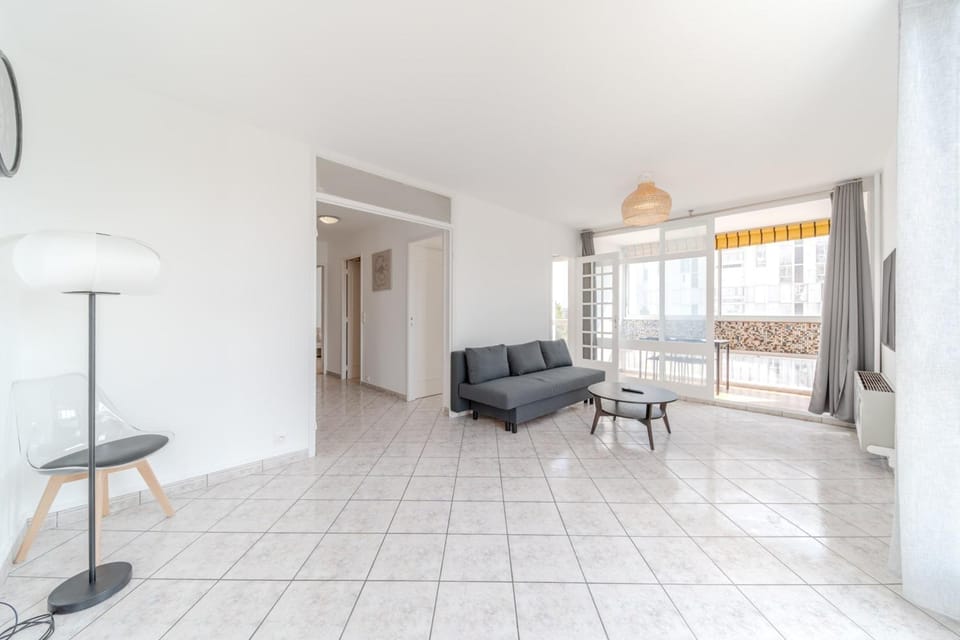 Spacious Apartment for 8 People - Bron Grand Clement Apartment in Auvergne-Rhône-Alpes