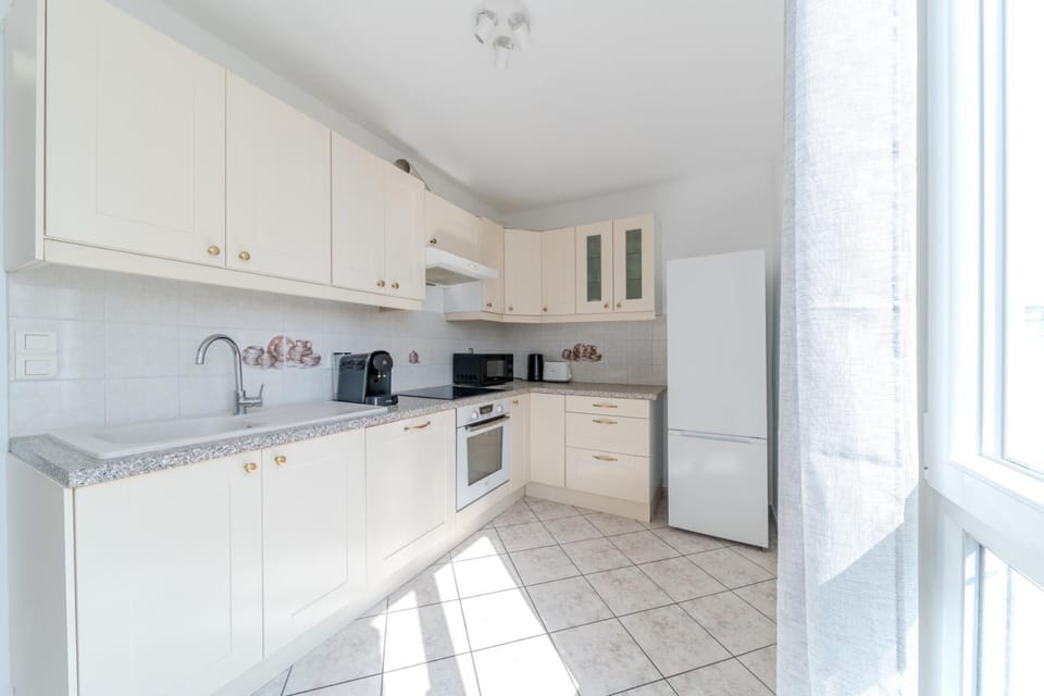 Spacious Apartment for 8 People - Bron Grand Clement Apartment in Auvergne-Rhône-Alpes