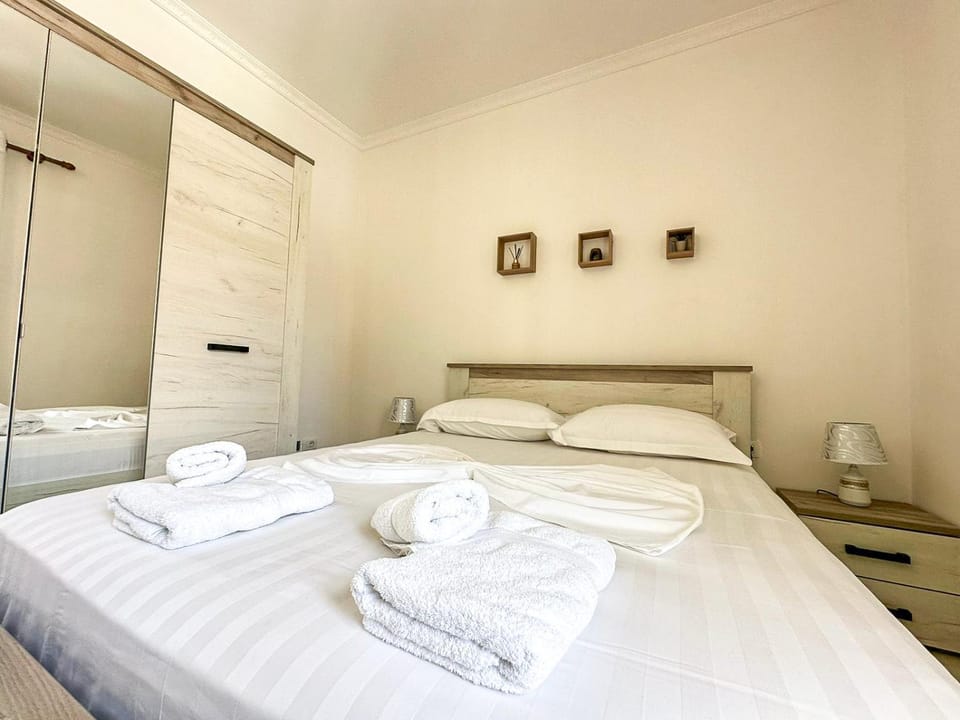 Bed, Bedroom, towels, wardrobe