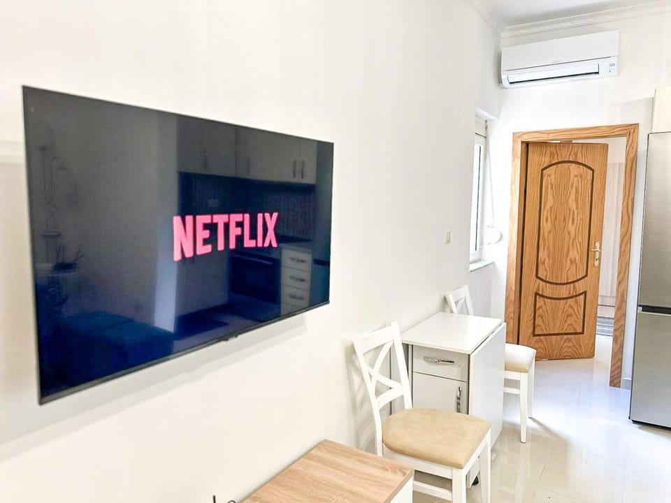 Communal lounge/ TV room, TV and multimedia, Living room, Dining area, Evening entertainment, air conditioner