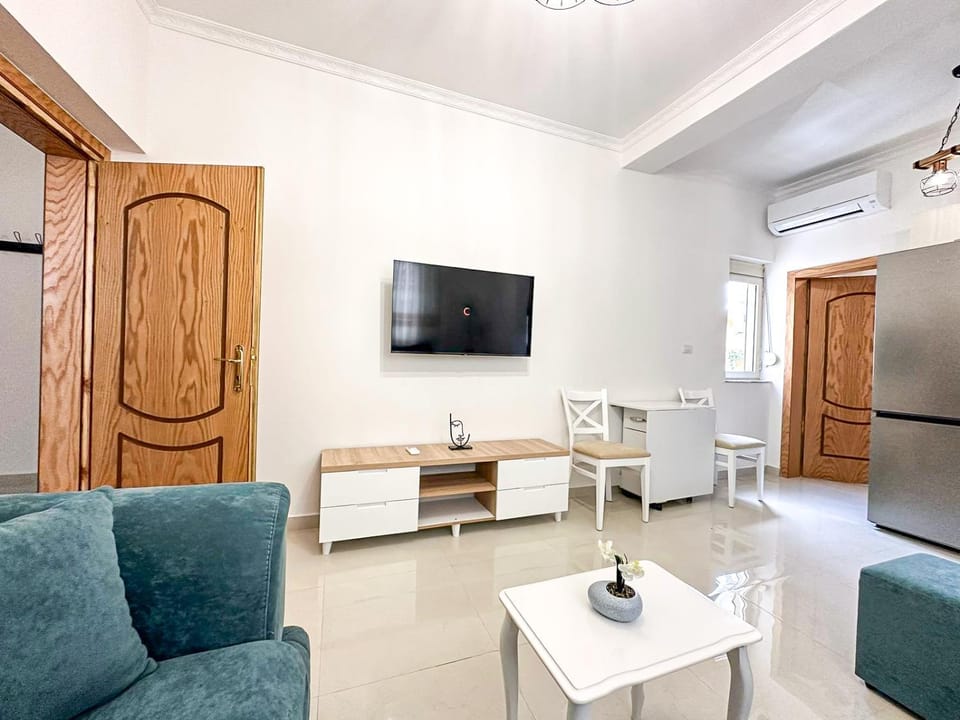 Communal lounge/ TV room, TV and multimedia, Living room, Seating area, Dining area, Evening entertainment