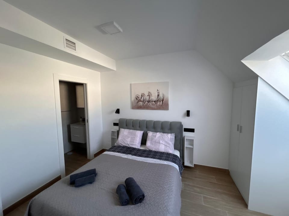 Bed, Photo of the whole room, Bedroom, towels