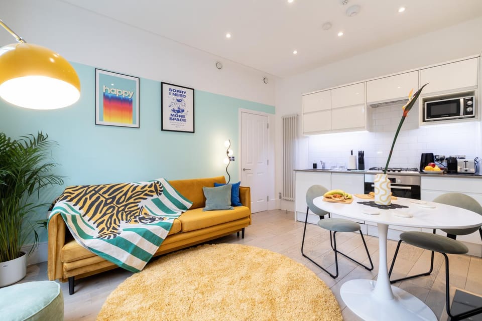 Kitchen or kitchenette, Living room, Seating area, Dining area