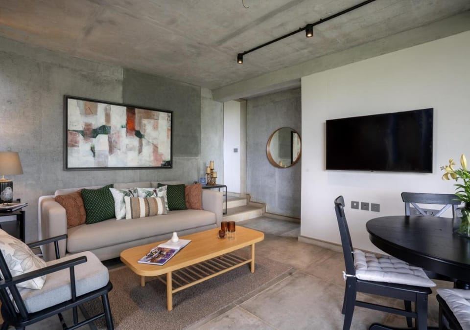 Communal lounge/ TV room, TV and multimedia, Living room, Seating area, Evening entertainment