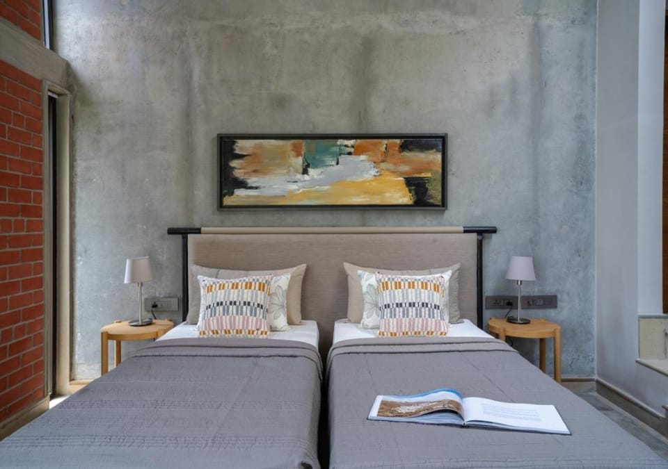 Bed, Photo of the whole room, Seating area, Bedroom, towels