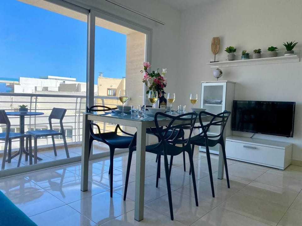 The Pinnacle 3 - 2BED w indoor jacuzzi! by Homely Apartment in Malta