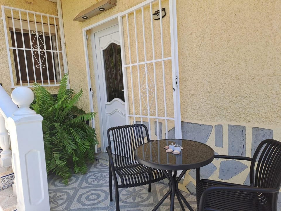 La Marina Oasis 2-Beds Sleeps 4 10 min to Beach Apartment in Vega Baja del Segura