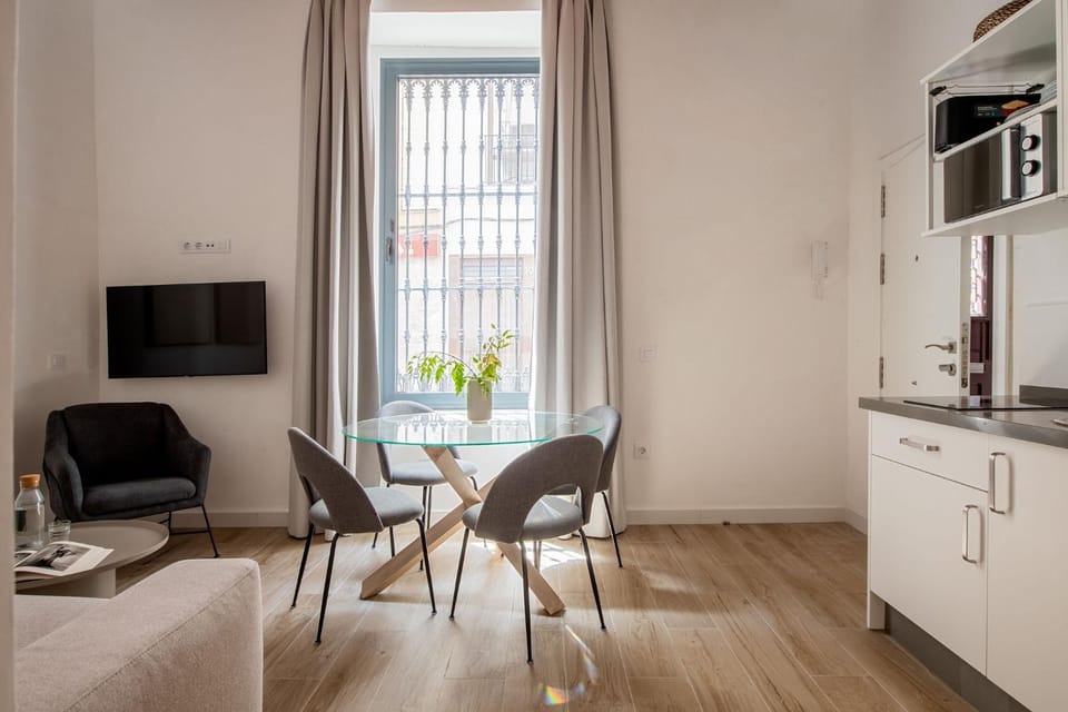 TV and multimedia, Kitchen or kitchenette, Living room, Seating area, Dining area