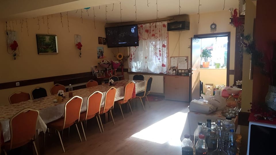 Restaurant/places to eat, Kitchen or kitchenette