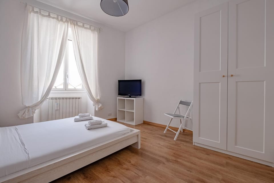 TV and multimedia, Photo of the whole room, Bedroom