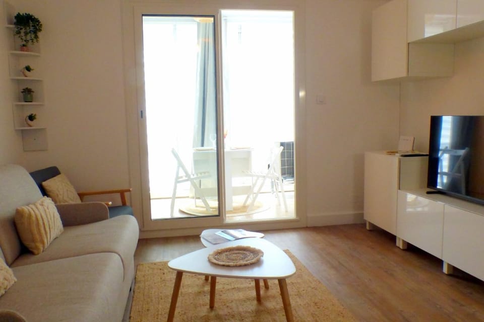Studio with pool near the sea wifi and AC Apartment in Sanary-sur-Mer