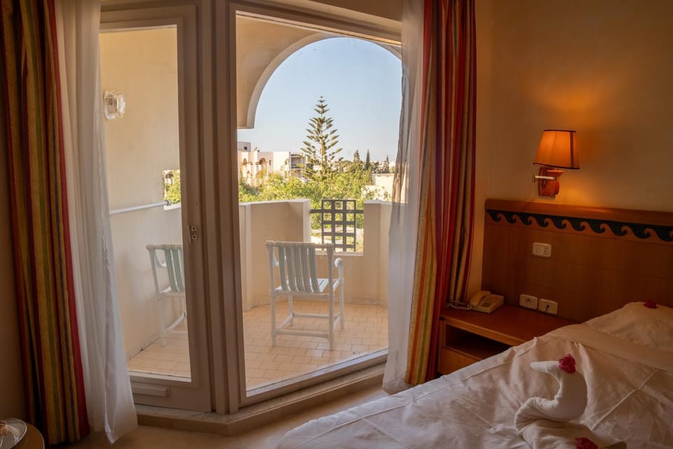 Property building, Bed, View (from property/room), Balcony/Terrace, Photo of the whole room, Bedroom