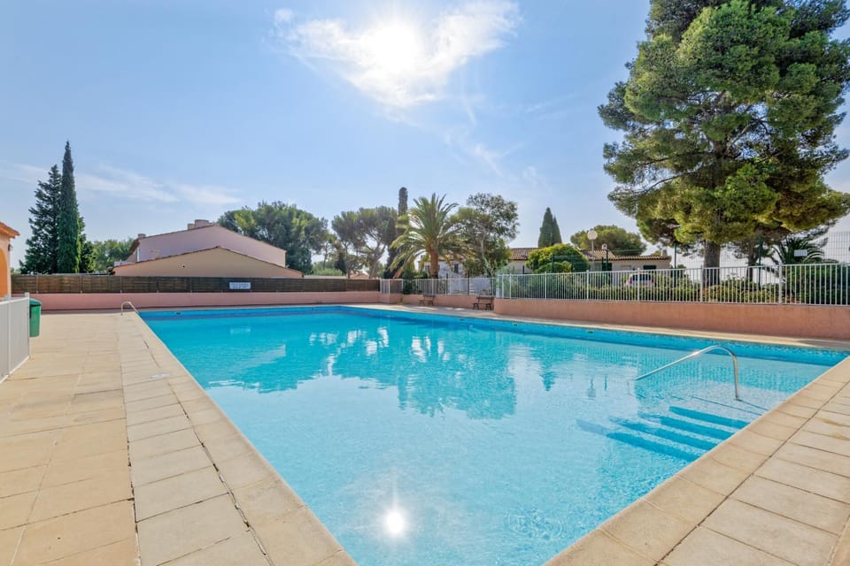 Day, Swimming pool, sunbed