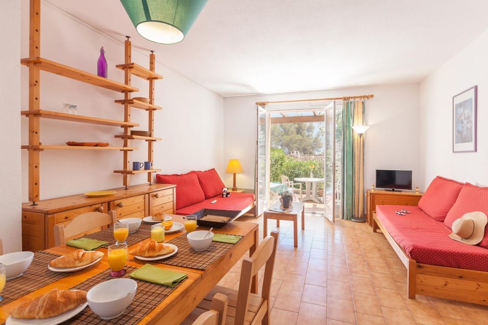 TV and multimedia, Living room, Food and drinks, Seating area, Dining area, Food