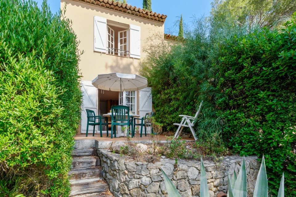 Property building, Patio, Spring, Day, Garden