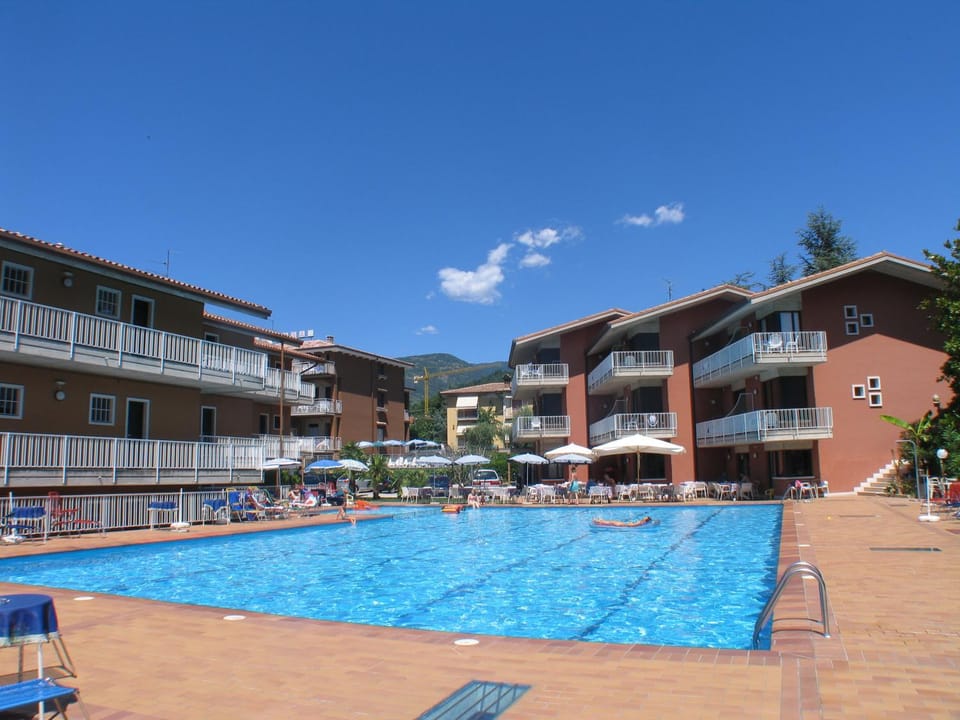 Property building, Balcony/Terrace, Lounge or bar, Pool view, Swimming pool, Alcoholic drinks, Non alcoholic drinks