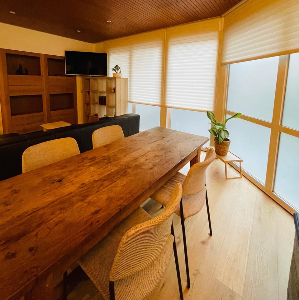 TV and multimedia, Living room, Seating area, Dining area