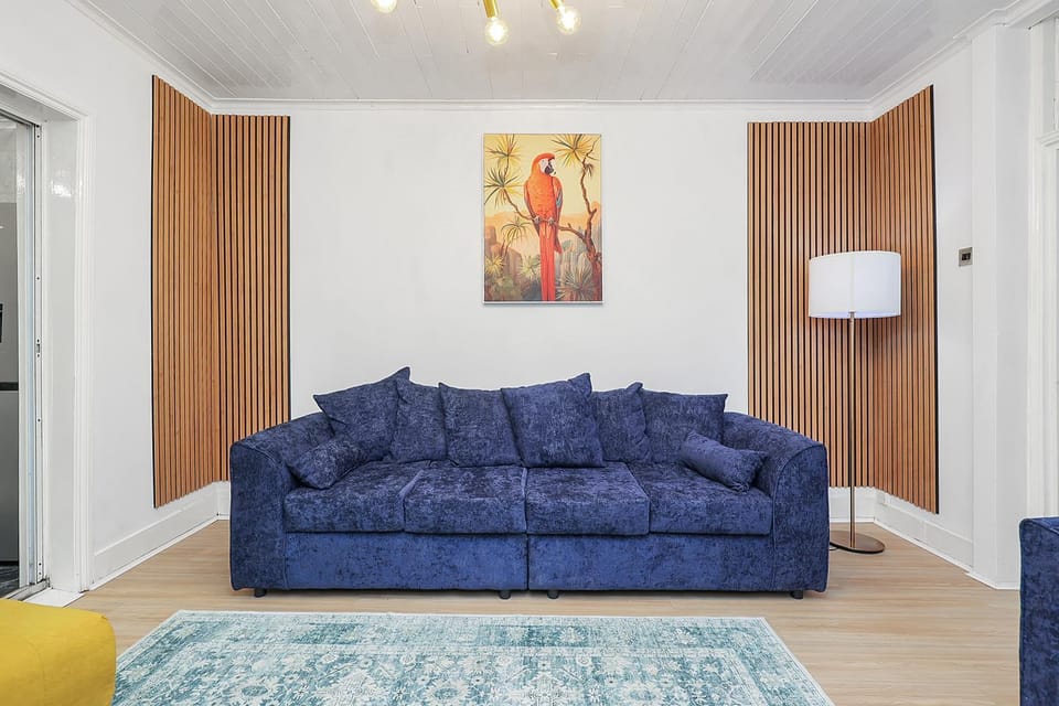 5 Bed Town-house by Harlington Apartment in London Borough of Hackney