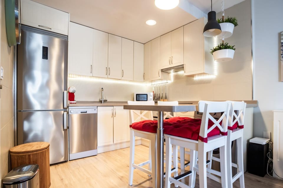 Kitchen or kitchenette, Dining area, oven, stove