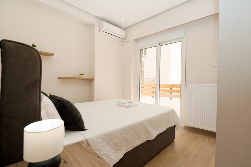 Bed, Photo of the whole room, towels, air conditioner