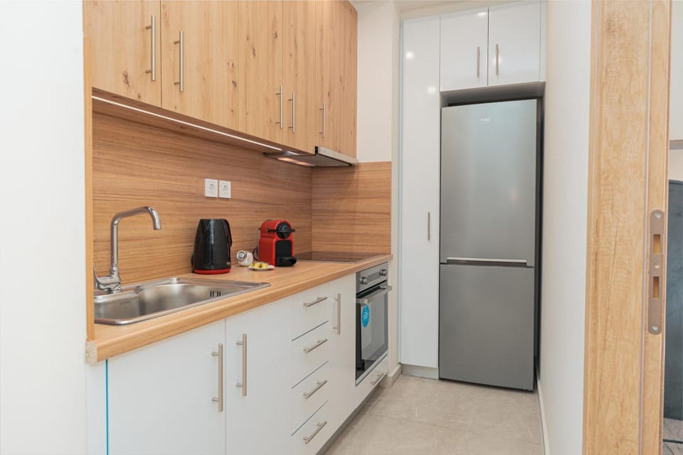 Coffee/tea facilities, Kitchen or kitchenette, oven, stove