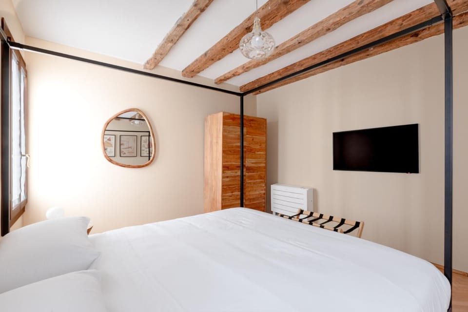 Bed, TV and multimedia, Photo of the whole room, Evening entertainment, Bedroom
