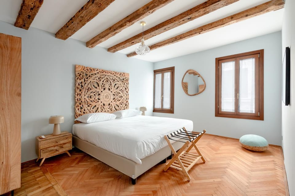 Bed, Photo of the whole room, Bedroom, fireplace