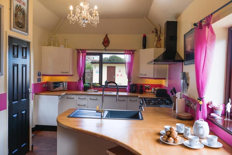 Kitchen or kitchenette, Breakfast, dishwasher, oven, pet friendly