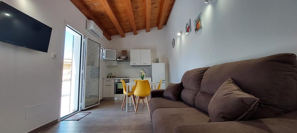 TV and multimedia, Kitchen or kitchenette, Living room, Dining area, oven