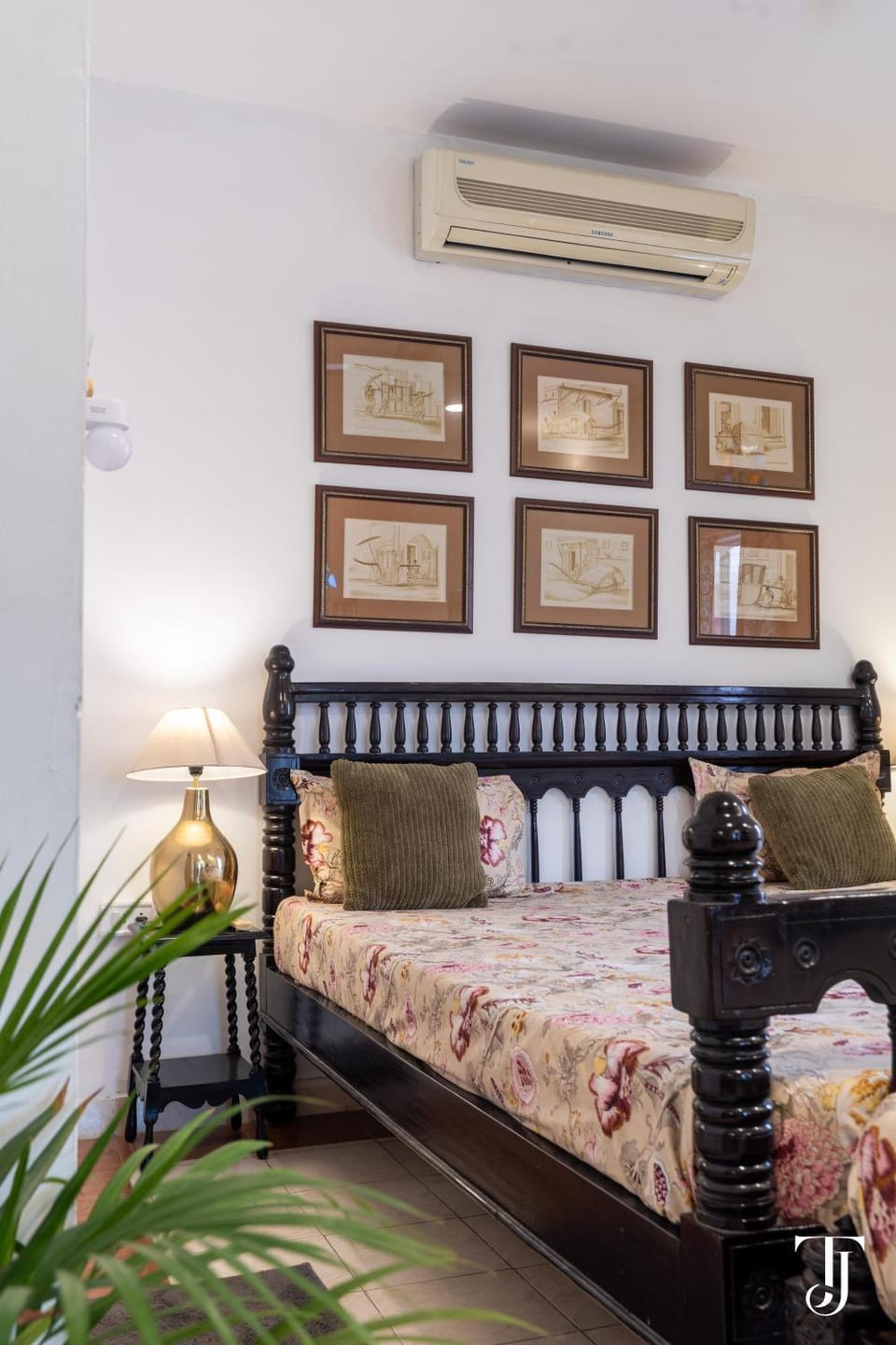 Bed, Living room, Photo of the whole room, Seating area, Bedroom, air conditioner