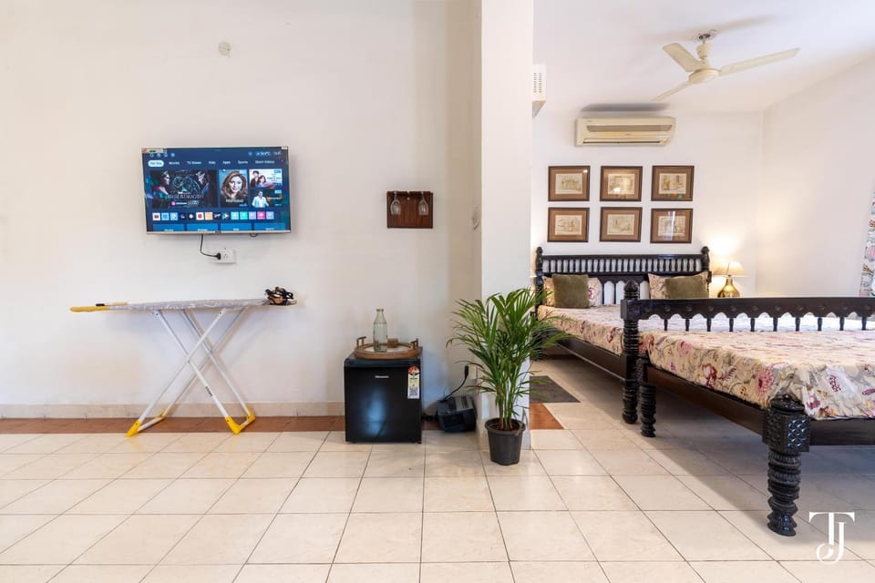 Bed, TV and multimedia, View (from property/room)