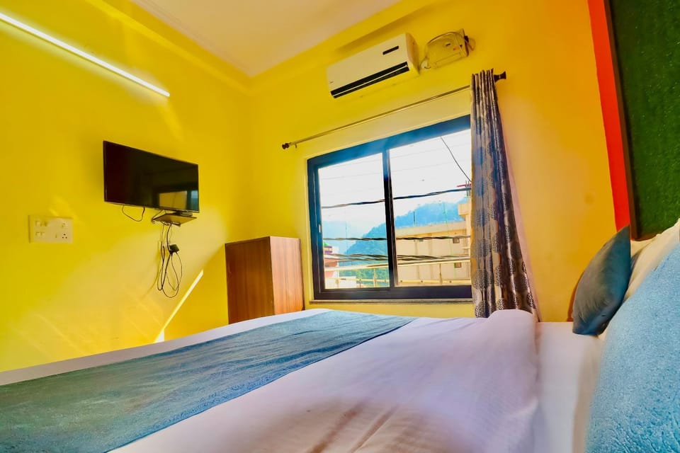 Communal lounge/ TV room, Bed, TV and multimedia, Photo of the whole room, Evening entertainment, Bedroom, air conditioner