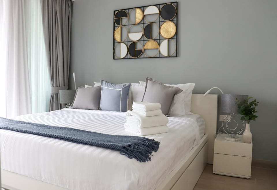 Bed, Bedroom, towels