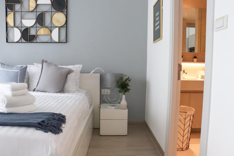 Bed, Bedroom, towels