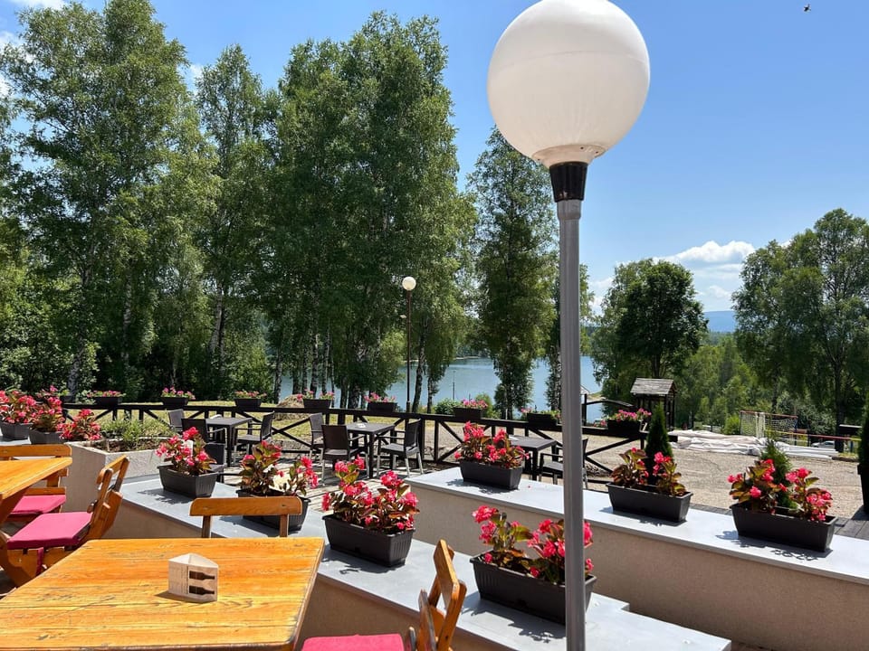 Restaurant/places to eat, Natural landscape, Food and drinks, Lake view, Drinks