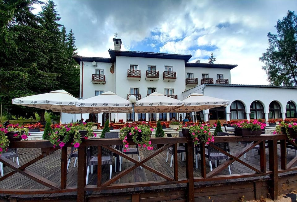 Property building, Restaurant/places to eat, Balcony/Terrace