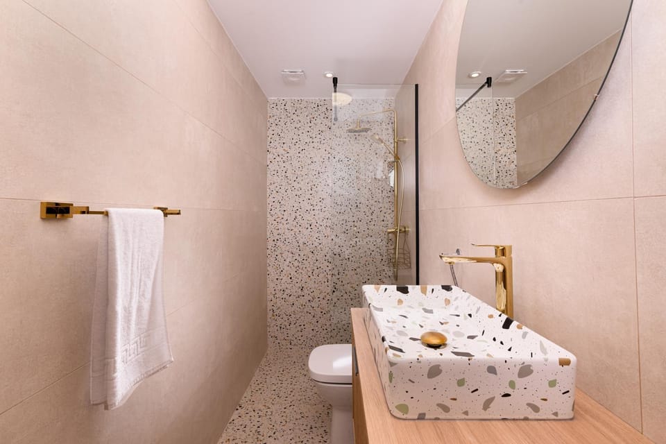 Shower, Toilet, Bathroom, towels