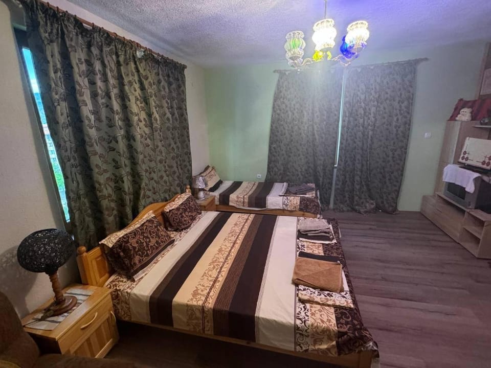 Bed, TV and multimedia, Living room, Photo of the whole room, Seating area, Bedroom