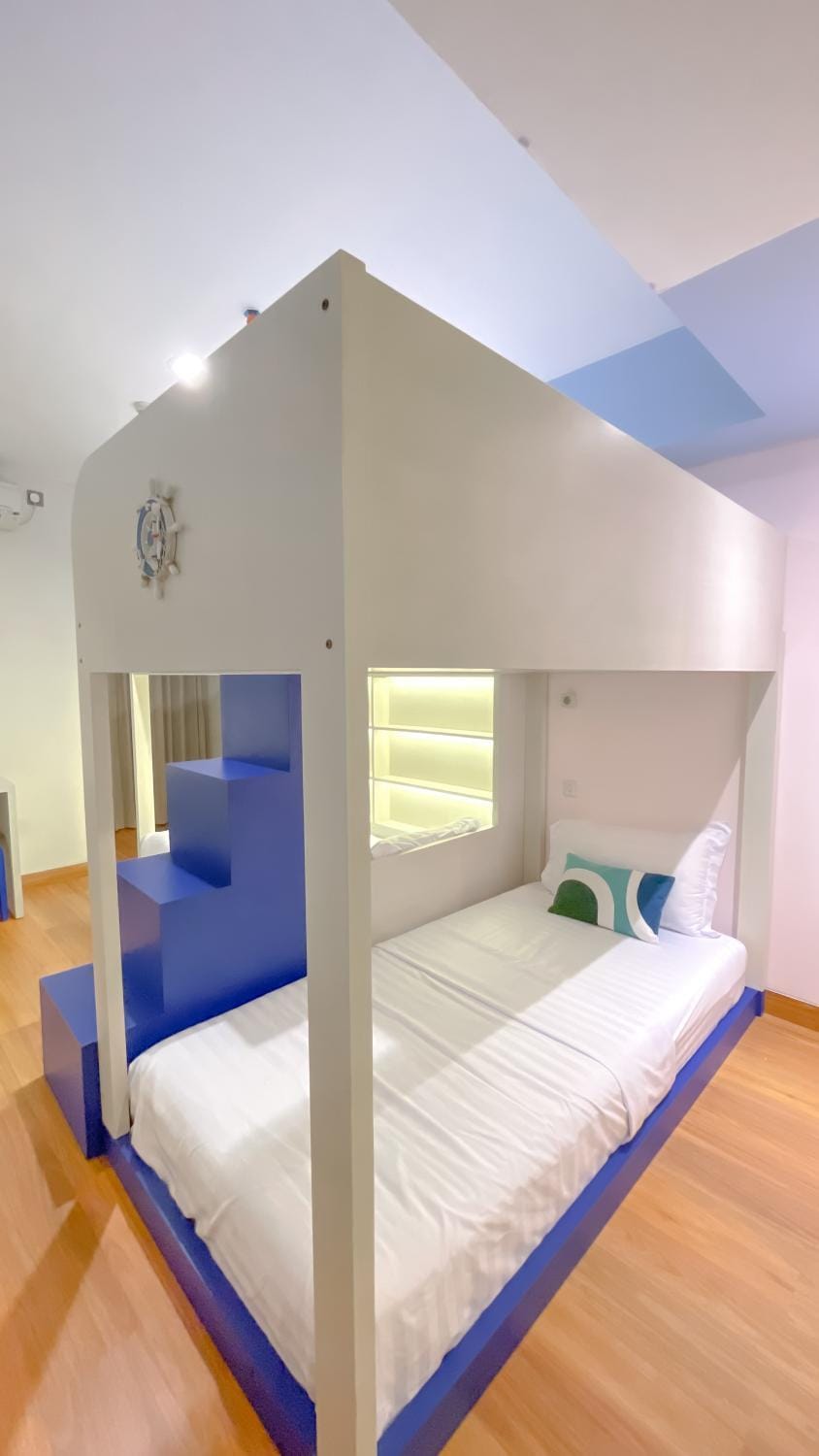 Bedroom, bunk bed