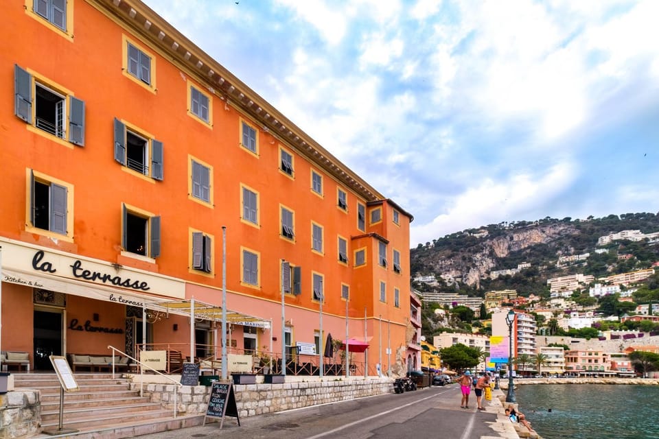 Property building, Nearby landmark, Day, Neighbourhood, Natural landscape, Location