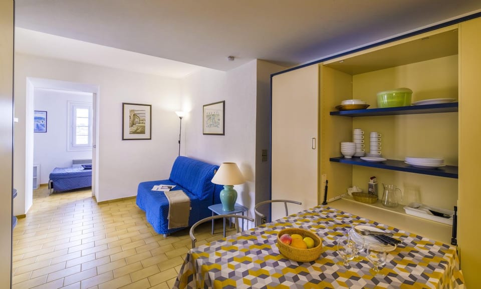 Coffee/tea facilities, Kitchen or kitchenette, Living room, Food and drinks, Photo of the whole room, Seating area, Dining area, Bedroom, Food