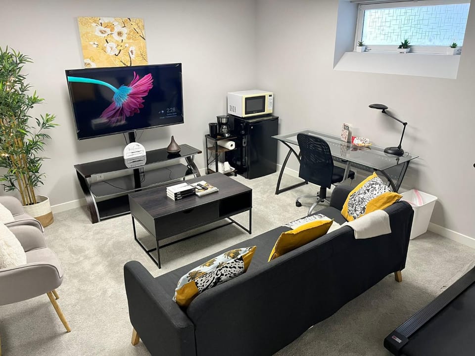 Communal lounge/ TV room, TV and multimedia, Living room, Seating area, Evening entertainment