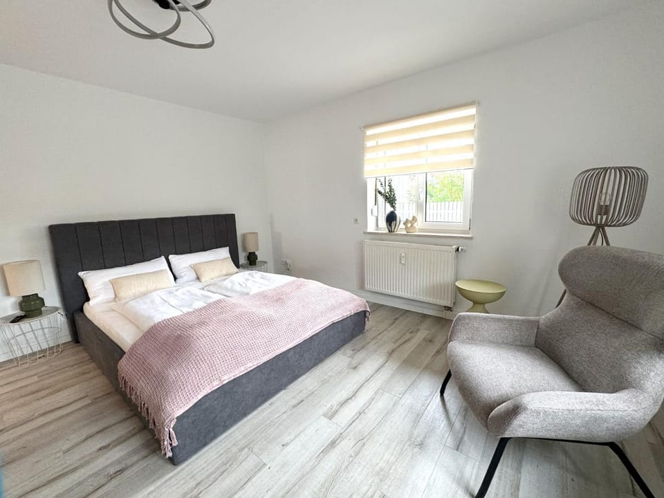 Photo of the whole room, Bedroom