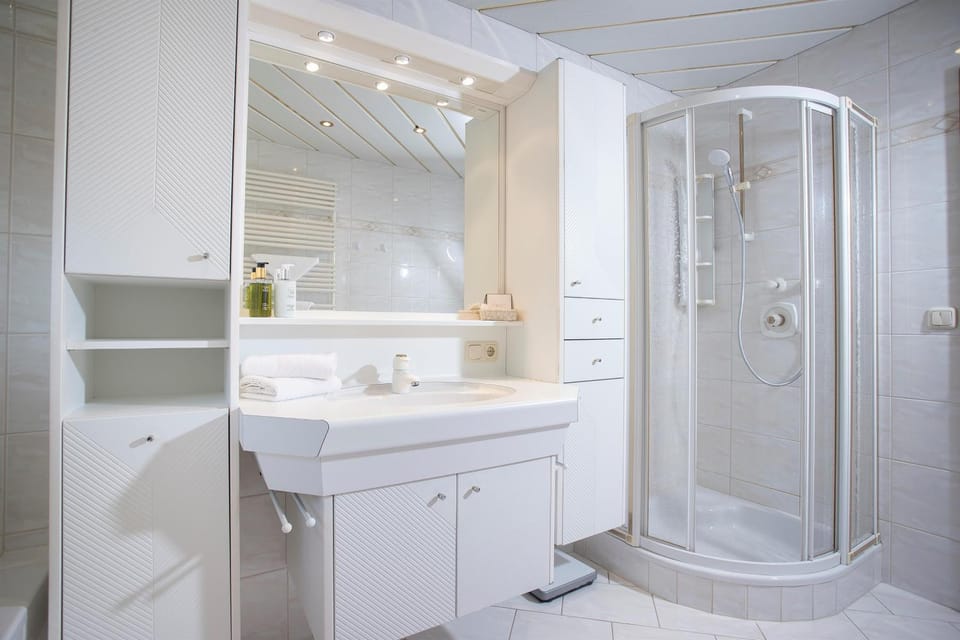 Shower, Bathroom, towels