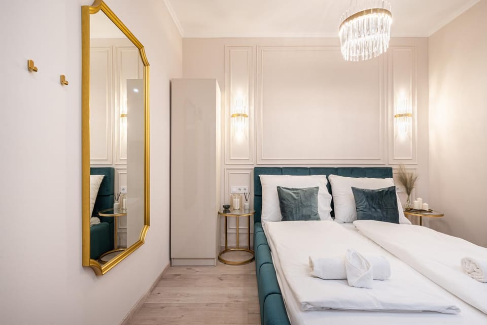 Bed, Photo of the whole room, Decorative detail, Bedroom, towels, wardrobe