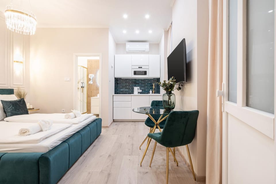 Communal lounge/ TV room, Bed, TV and multimedia, Kitchen or kitchenette, Dining area, Bedroom, air conditioner