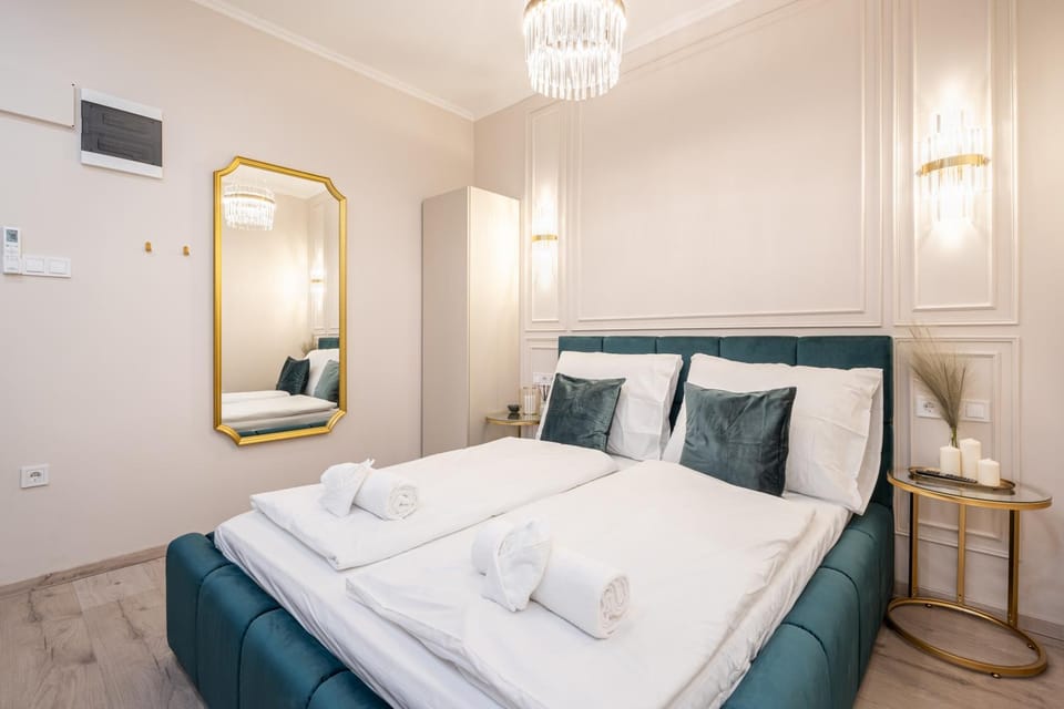 Bed, Photo of the whole room, Decorative detail, Bedroom, Family, towels, wardrobe